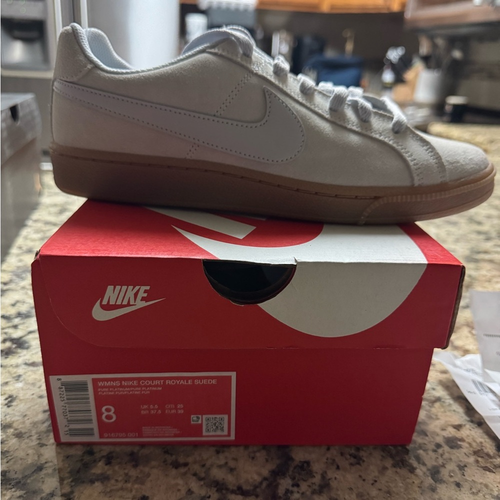 Nike Women's 8 Low-Top Sneakers New Box